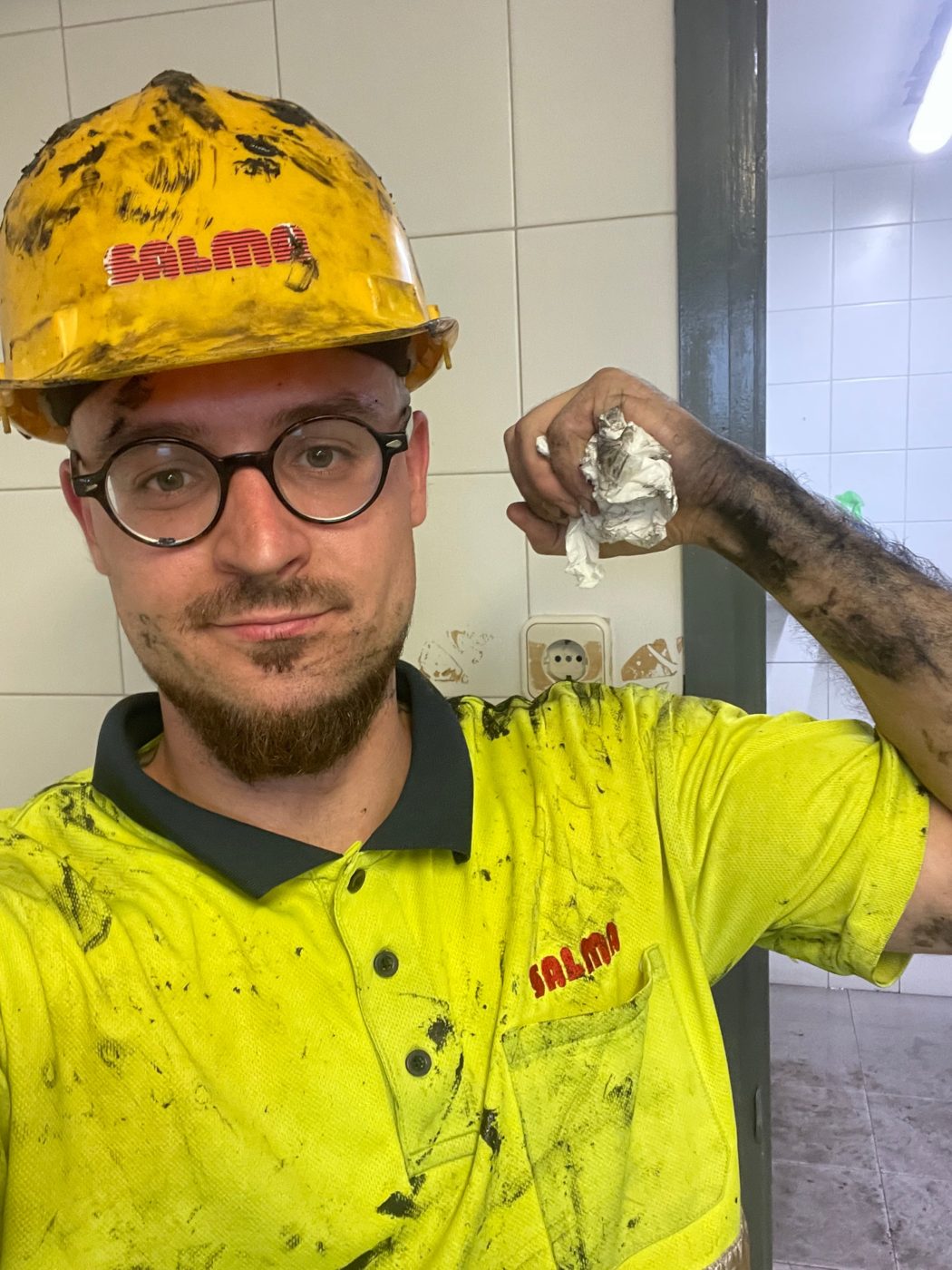 Arnau manchado de grasa tras la jornada en Canals