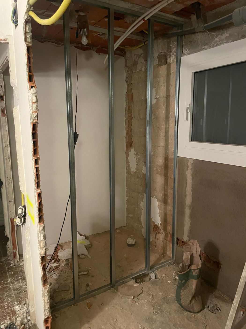 Perfilería de la pared del baño