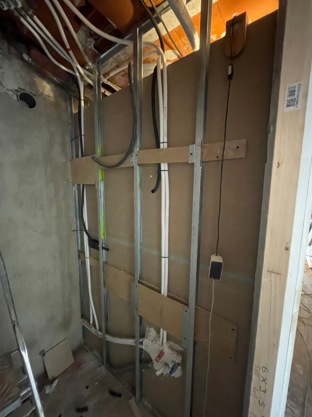 Tuberías y cableado dentro de la pared de pladur