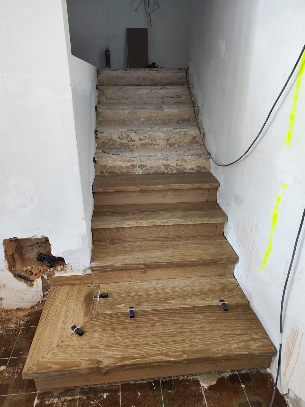 Escalera con el nuevo revestimiento de madera