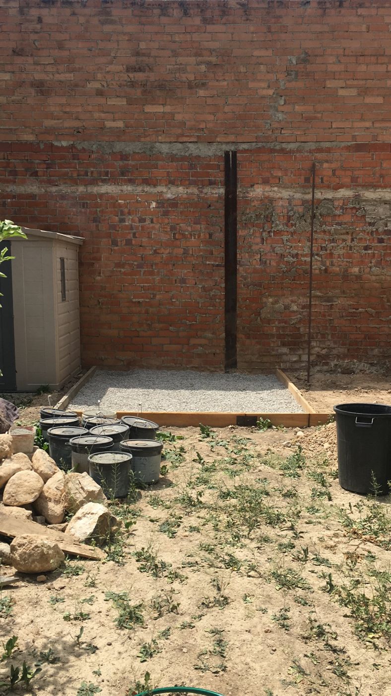 Base de grava con el encofrado de madera