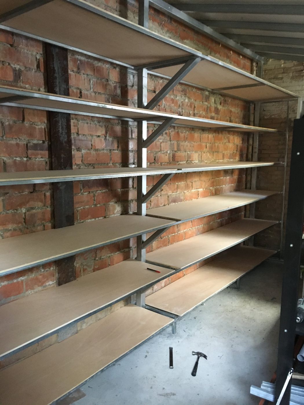 Estanterías terminadas con baldas de madera