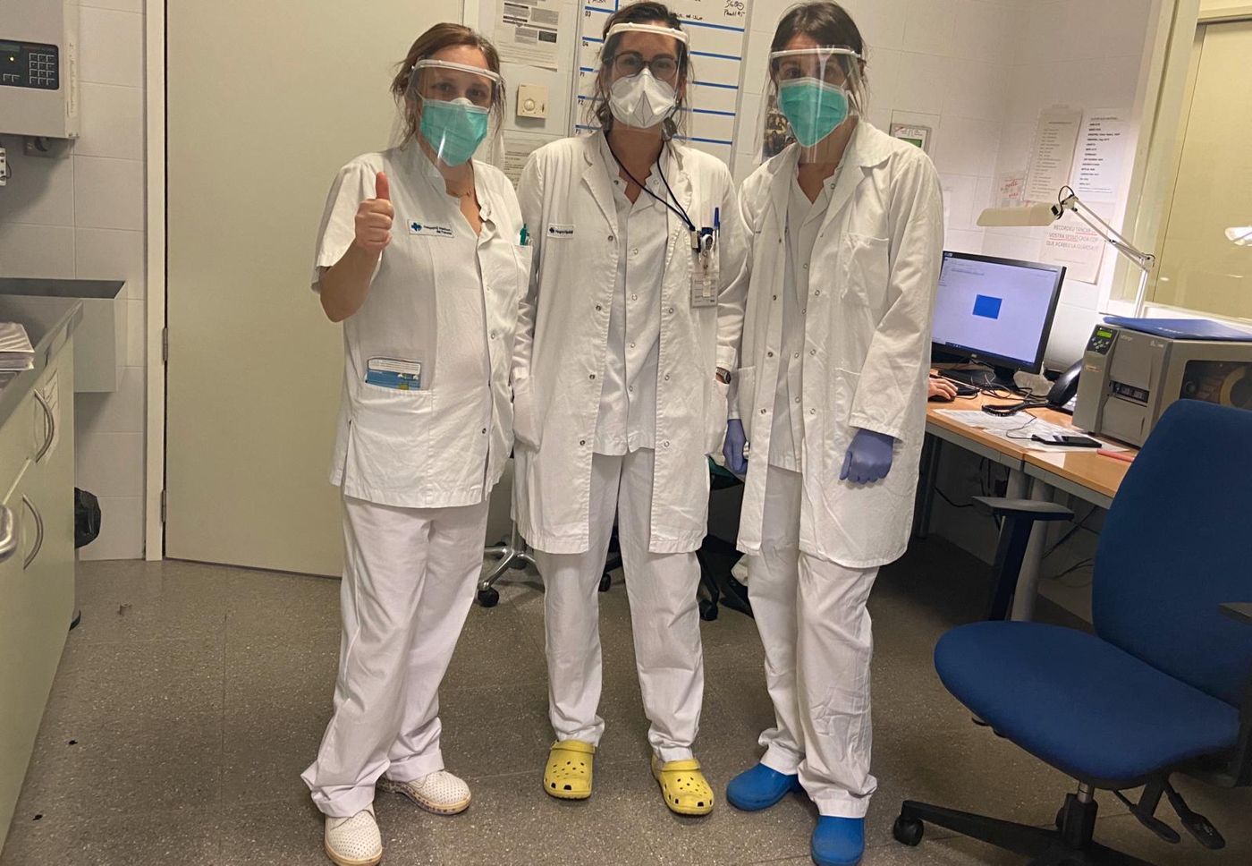 Personal sanitario con las viseras
