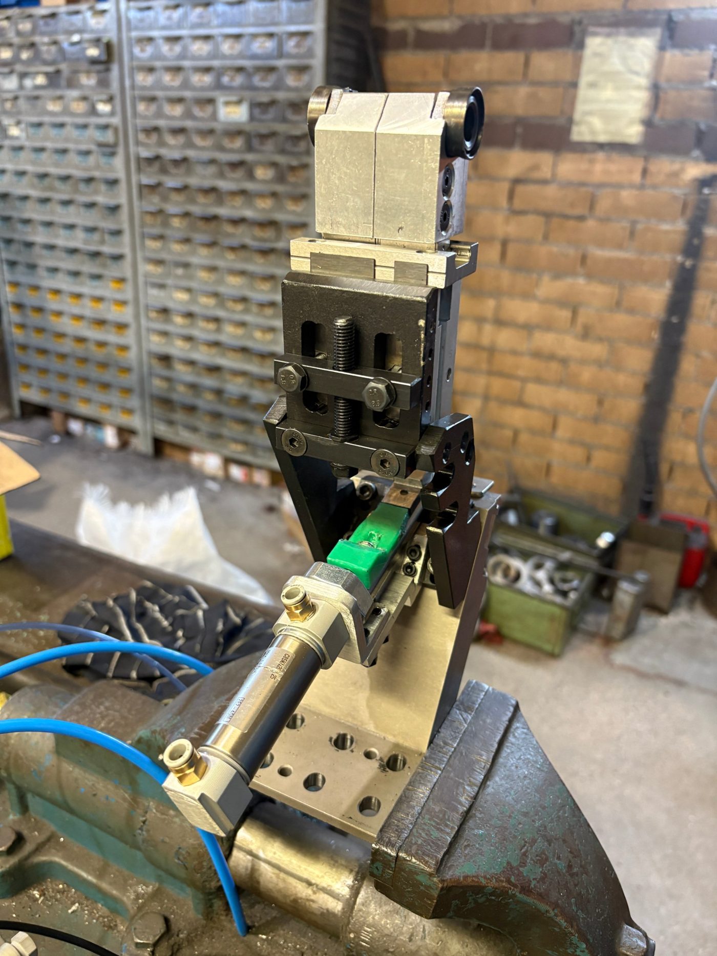Prototipo v1.1 en el tornillo de banco